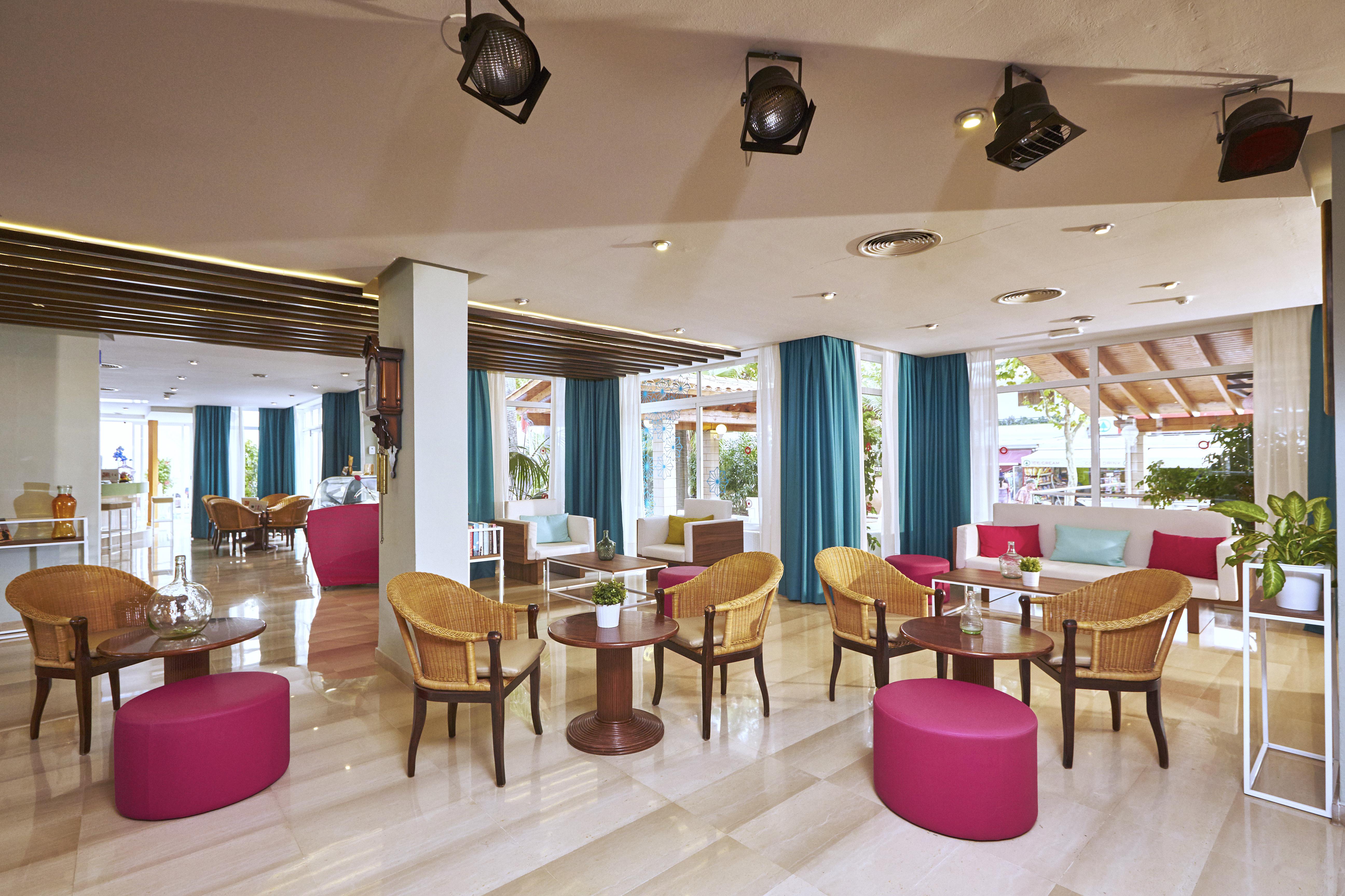 Cabot Cap De Mar Hotel Кала Бона Екстериор снимка